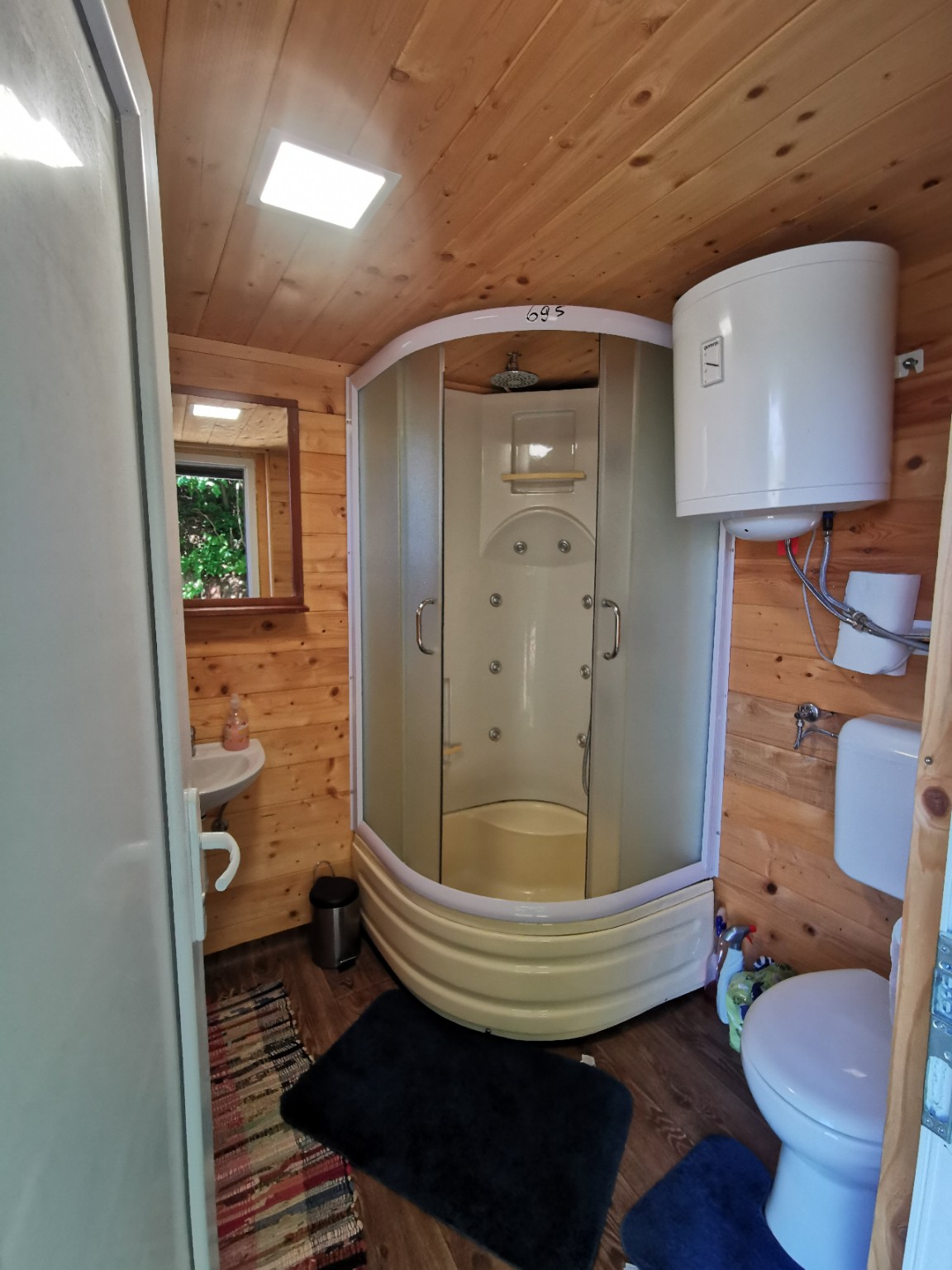 Kopalnica pri glamping hišicah Orlič