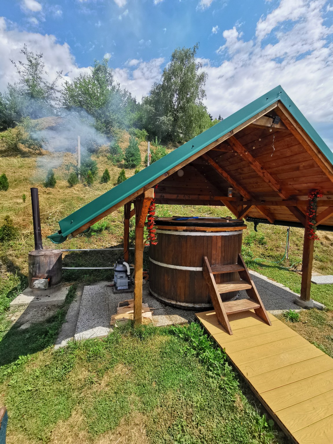 Jacuzzi pod nadstreškom pri glampingu Orlič
